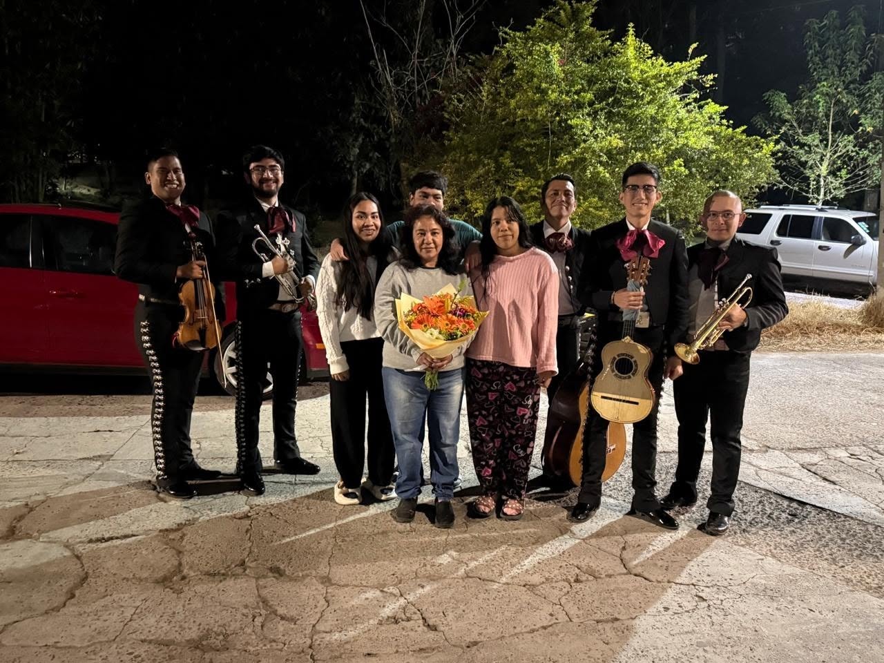 Músico de Mariachi Romance de Xalapa tocando el guitarrón en Xalapa Veracruz